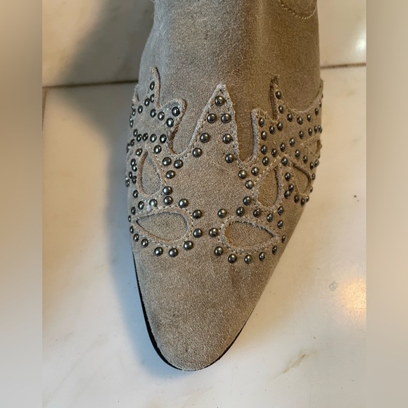 Amuse Society x Matisse, 7, khaki stone light brown studded suede ankle boot EUC - Picture 5 of 11